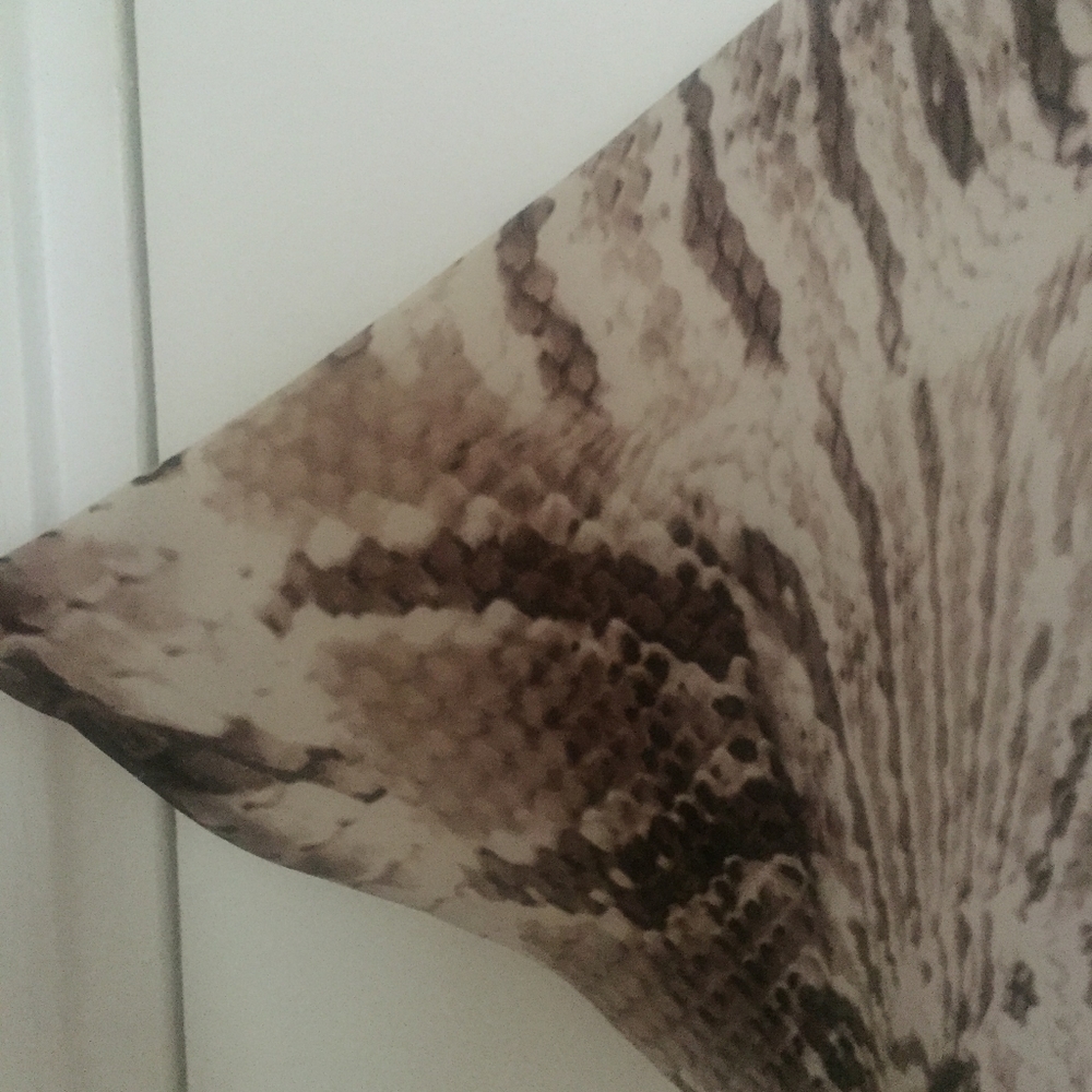 Python Print Short Sleeve Blouse - Picture 2 of 4